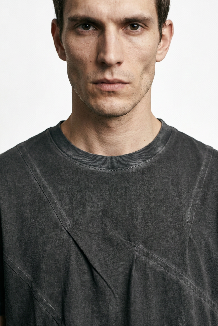 LA HAINE INSIDE US M1294 grey cold-dyed cotton T-shirt, close-up of ribbed neck and gathered chest seams