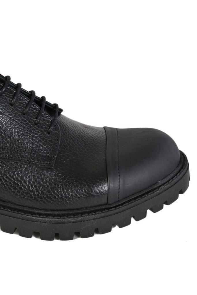 A013B22 Stylish footwear