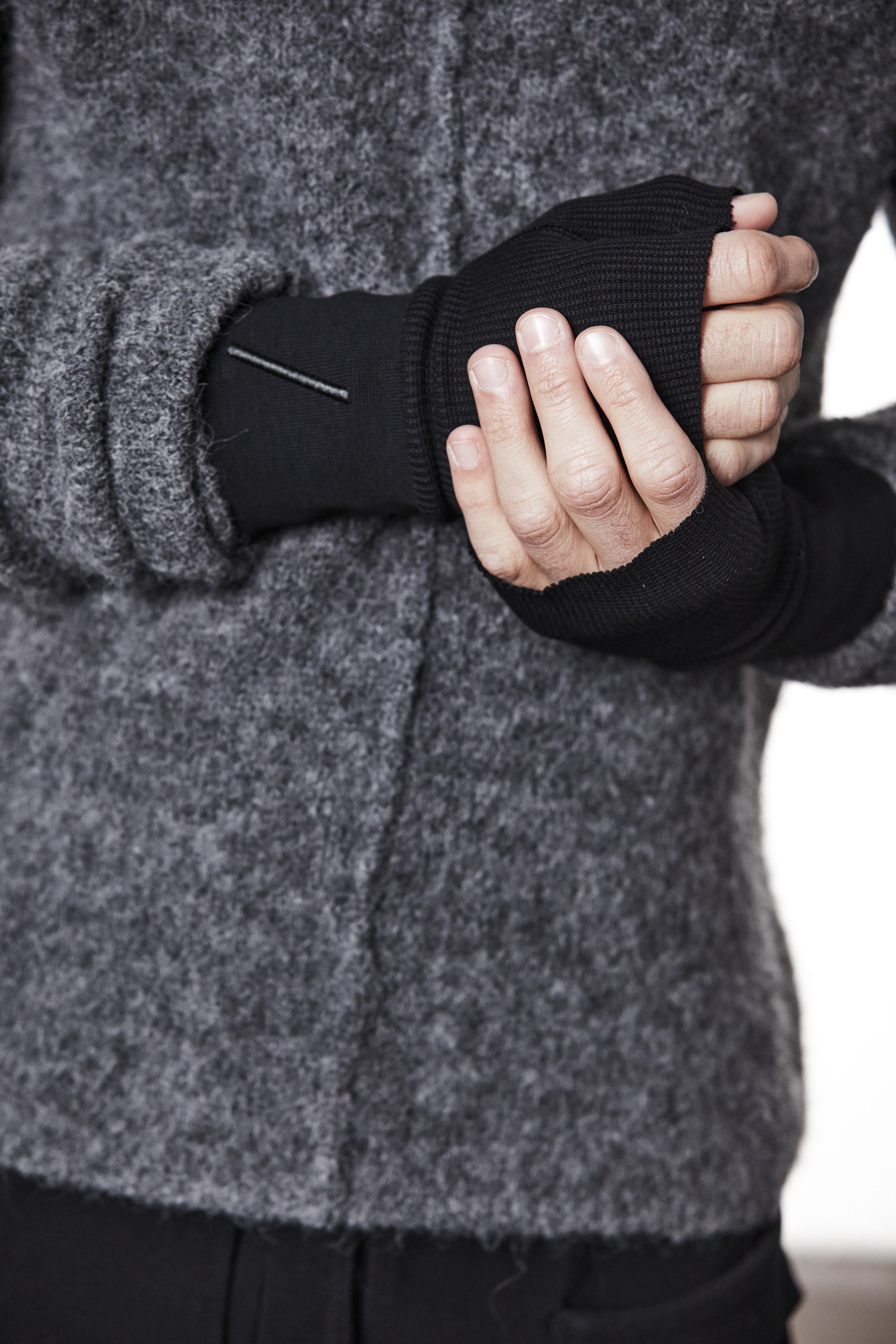 W5226 GLOVES UNISEX BLACK / GREY THOM KROM
