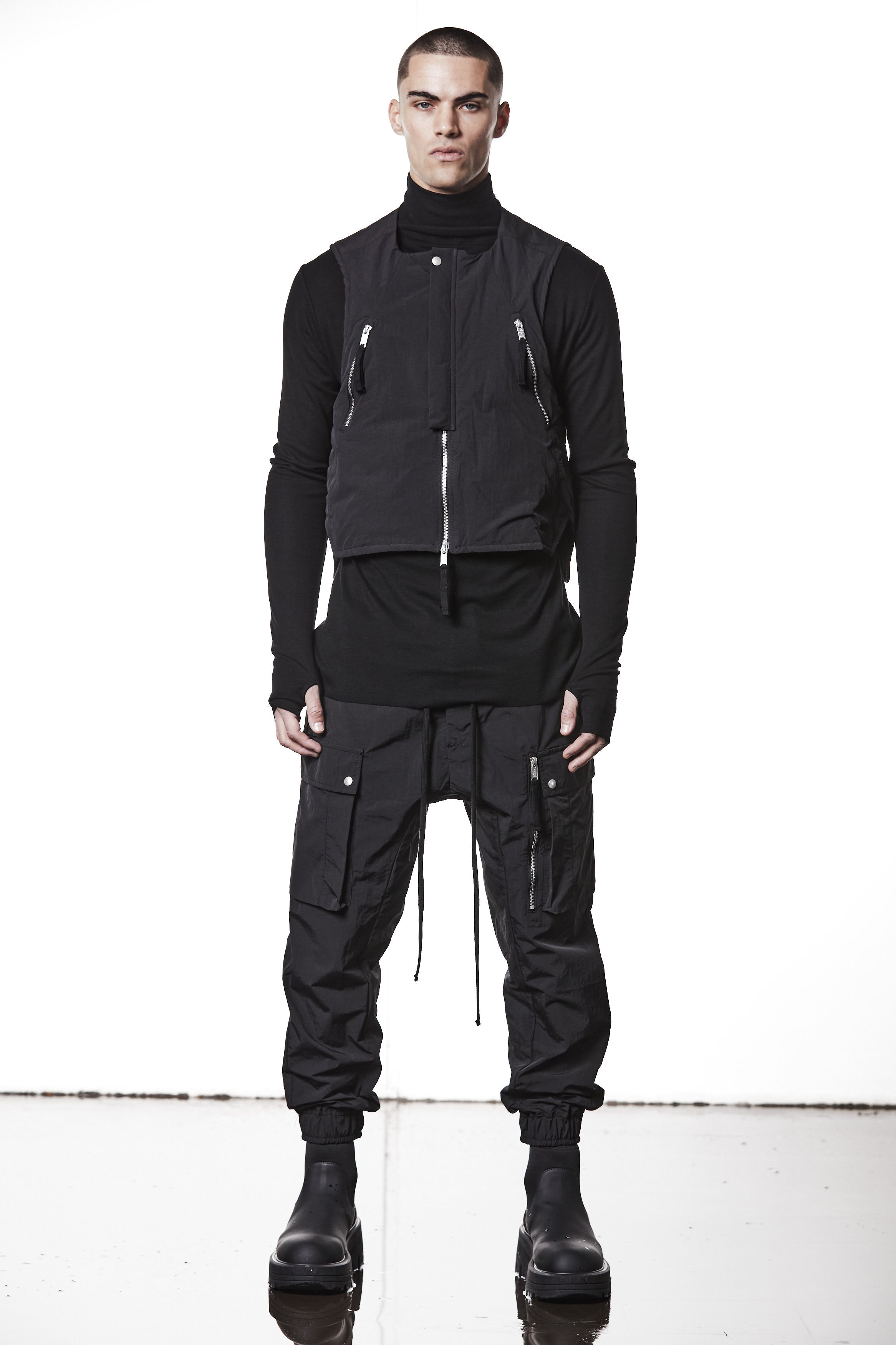 M J 76 Black Utility Vest – Zip-Up with Multiple Pockets Black Man THOM KROM