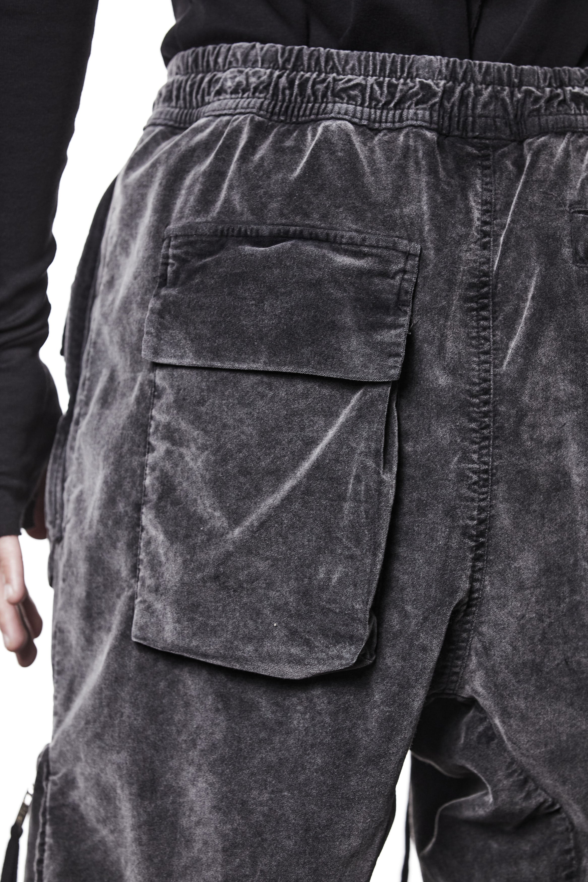 M P 21 – Used Grey Men’s cargo trousers in washed grey with zip/flap pockets, drawstring waist, and elastic cuffs THOM KROM