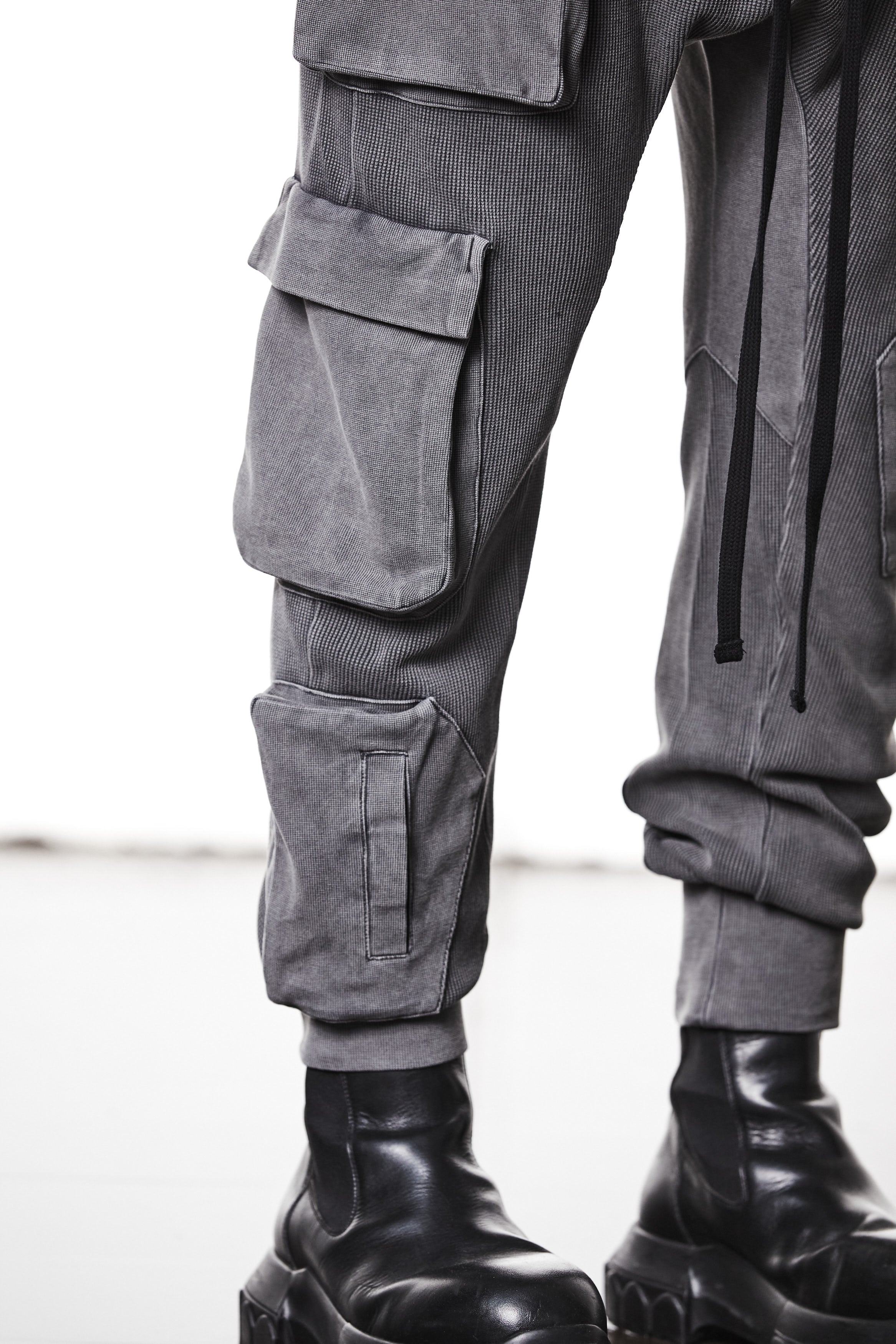 M ST 502 – Cargo Pants Multi-Pocket Long Drawstrings Elastic Waist Tapered Cuffs Used Grey Man THOM KROM