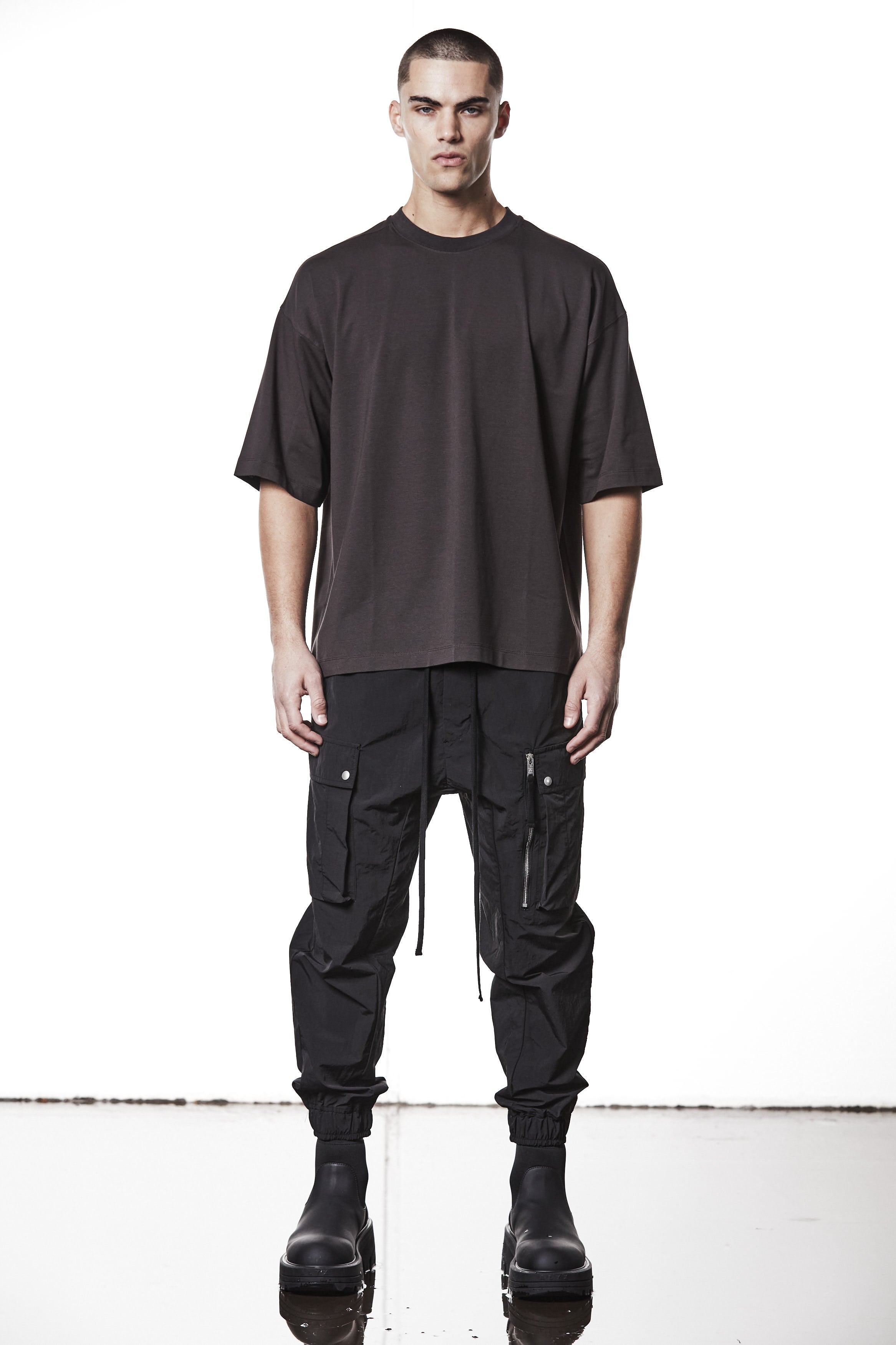 M TS 882 night brown – Oversized short-sleeve T-shirt in black with dropped shoulders, straight hem, and signature back stitch - Man THOM KROM