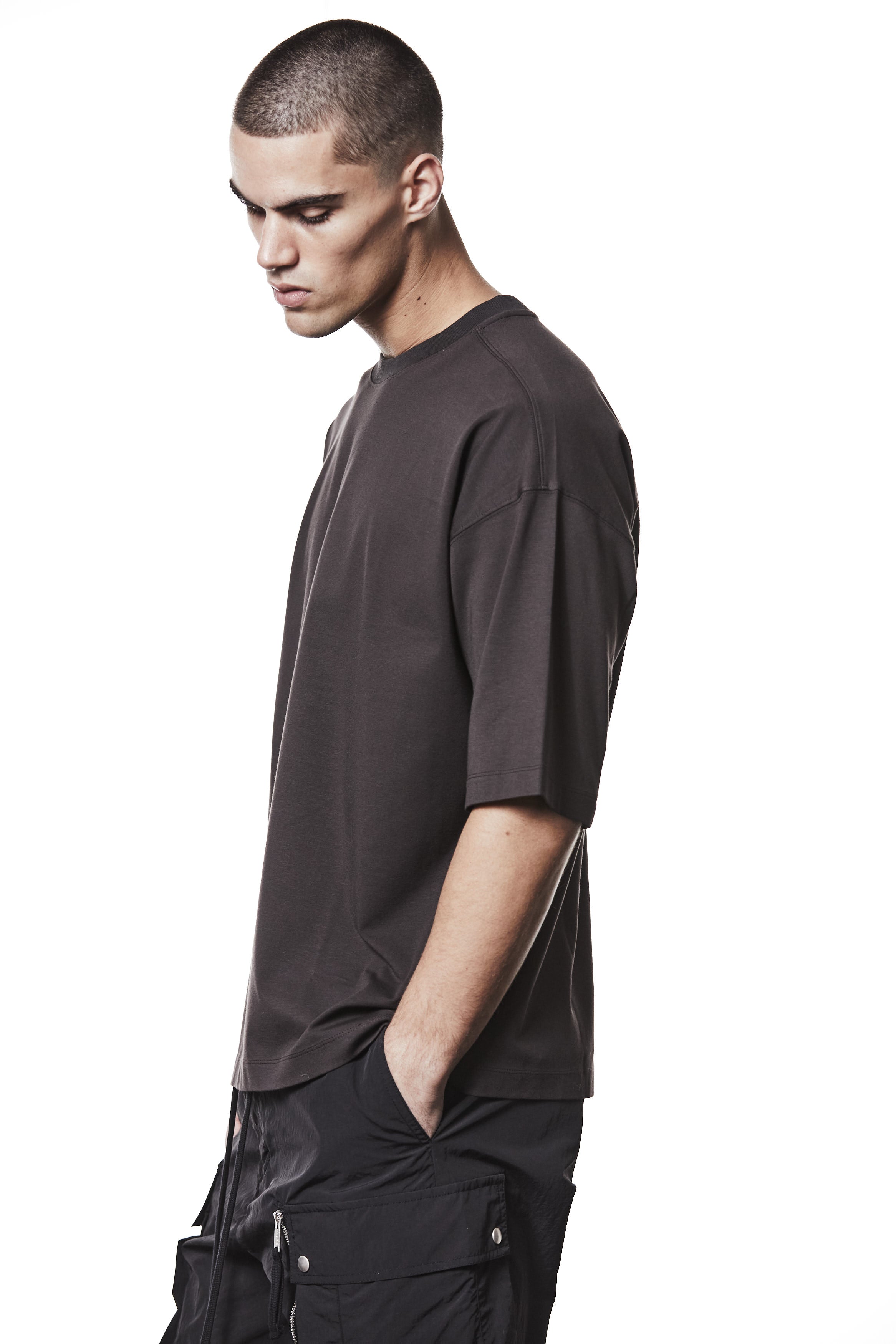 M TS 882 night brown – Oversized short-sleeve T-shirt in black with dropped shoulders, straight hem, and signature back stitch - Man THOM KROM