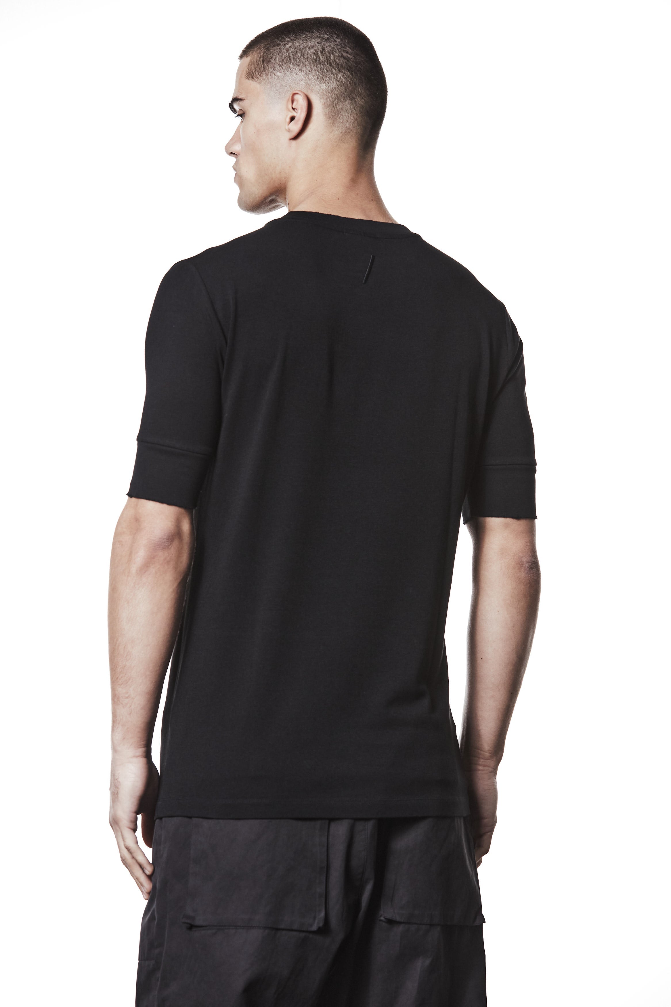 M TS 903 – Fitted Short-Sleeve T-Shirt Extended Cuffs Raw Edge Black - Man THOM KROM
