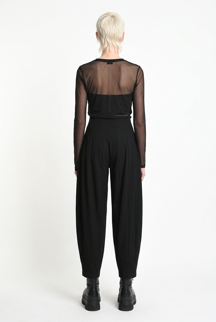 LA HAINE INSIDE US W5444 balloon trousers in black — back editorial view