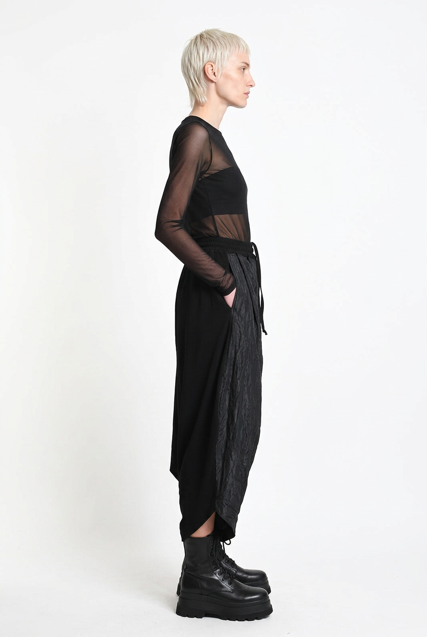 LA HAINE INSIDE US W5488 black baggy drop-crotch trousers, female model, full-length side view