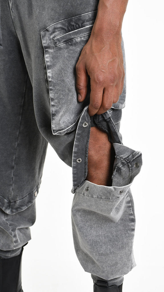 Marmorized grey cargo trousers with pockets and adjustable waist.