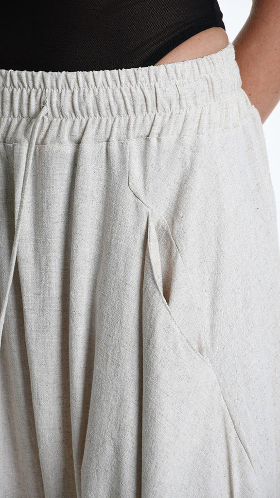 A33M M101125 unisex pant in beige viscose linen with elastic waist and pockets.