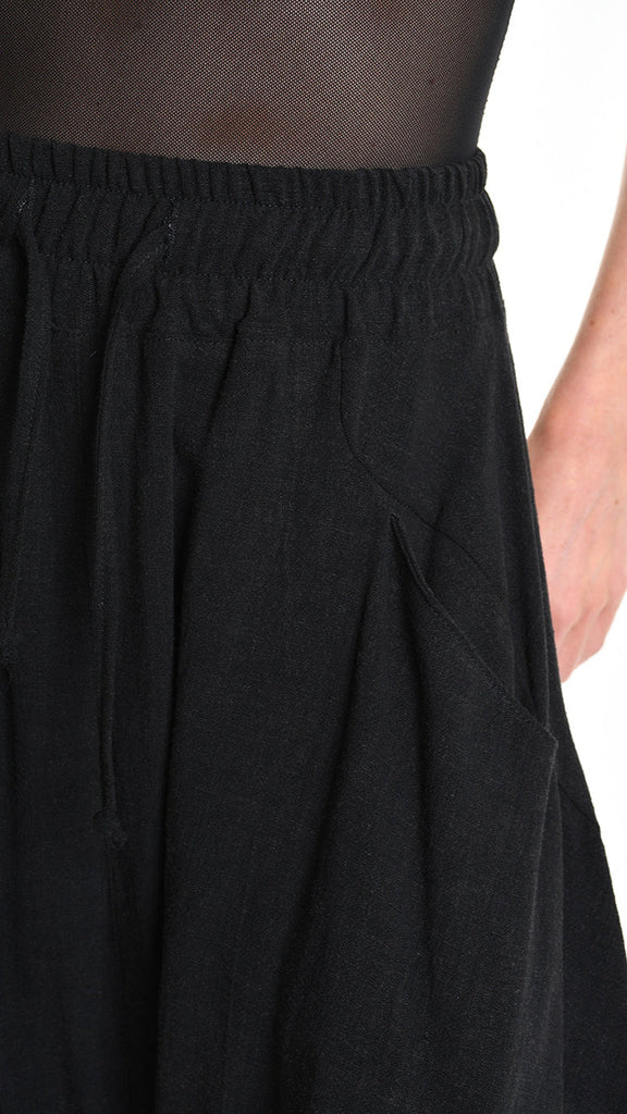 A33M M101125 PANT / SHORT in viscose linen blend, black elastic waist with pockets.