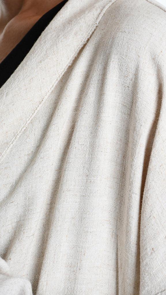 Close-up of A33M M101325 CARDIGAN in ecru, showcasing luxurious viscose-linen fabric.