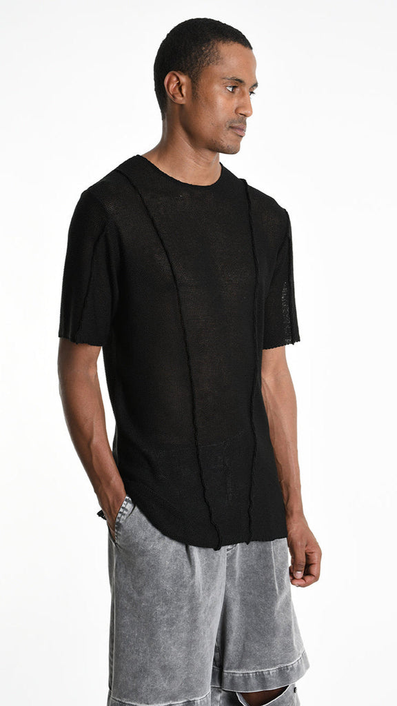 A33M M107125 T-SHIRT in black with finezza 7 shaved thickness and front seams.