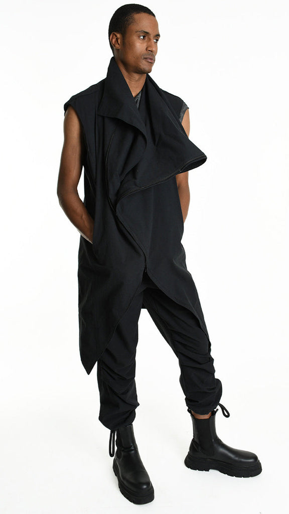 A33P M105425 GILET in black linen cotton, asymmetric design, zip closure, model wearing gilet.