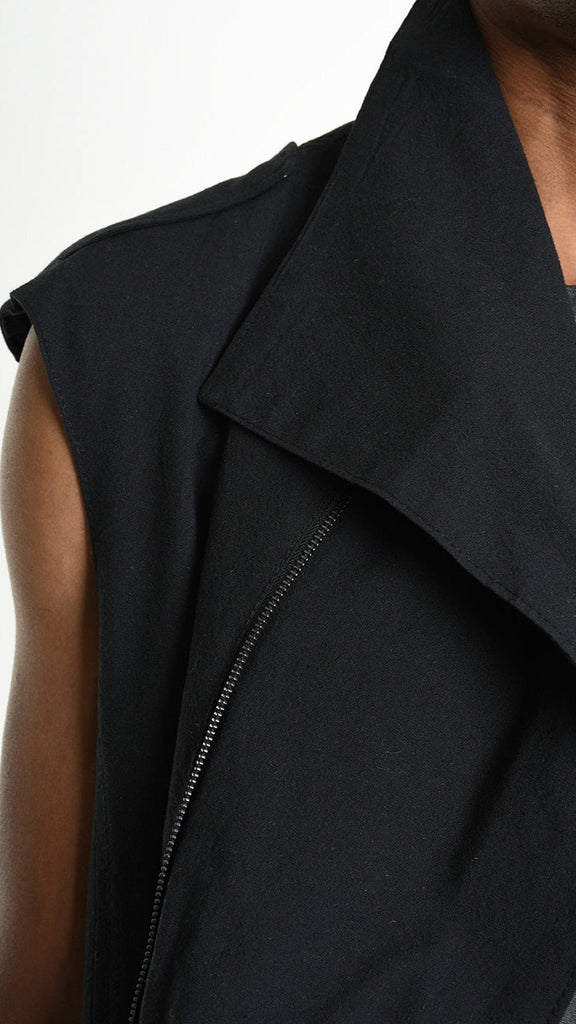 A33P M105425 GILET in black linen cotton with asymmetric design and zip closure.