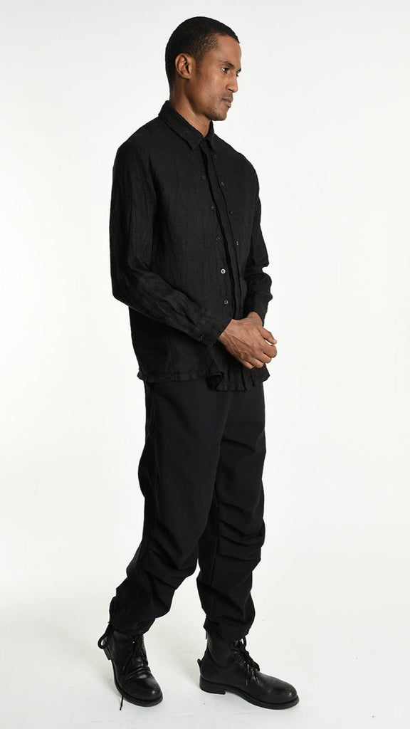 A33R M102425 SHIRT in black linen with button panels, model wearing.