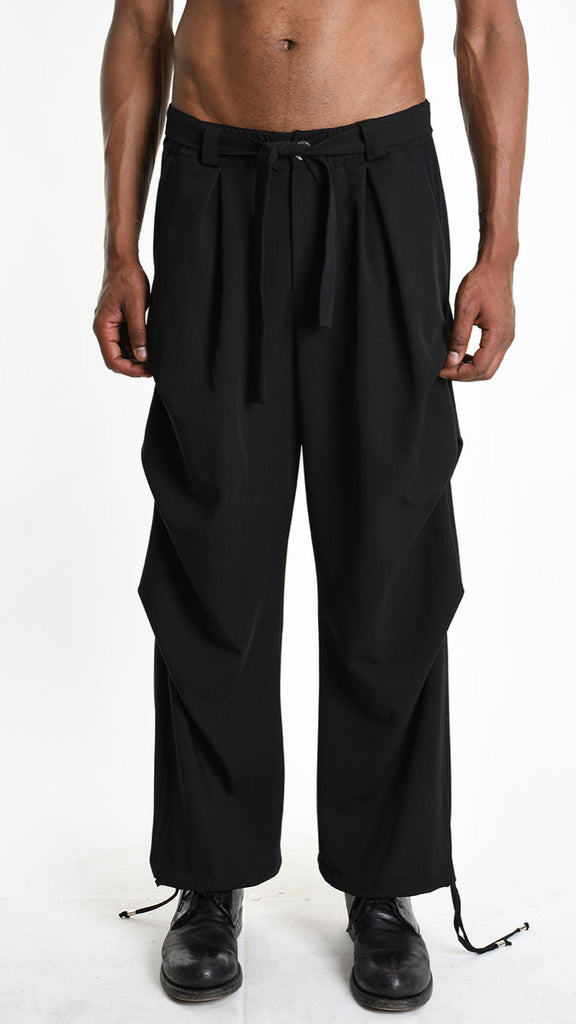 A33R M102625 TROUSER Cargo Fluido with pinces in black, featuring removable sash, elastic waist, and coulisse bottom.