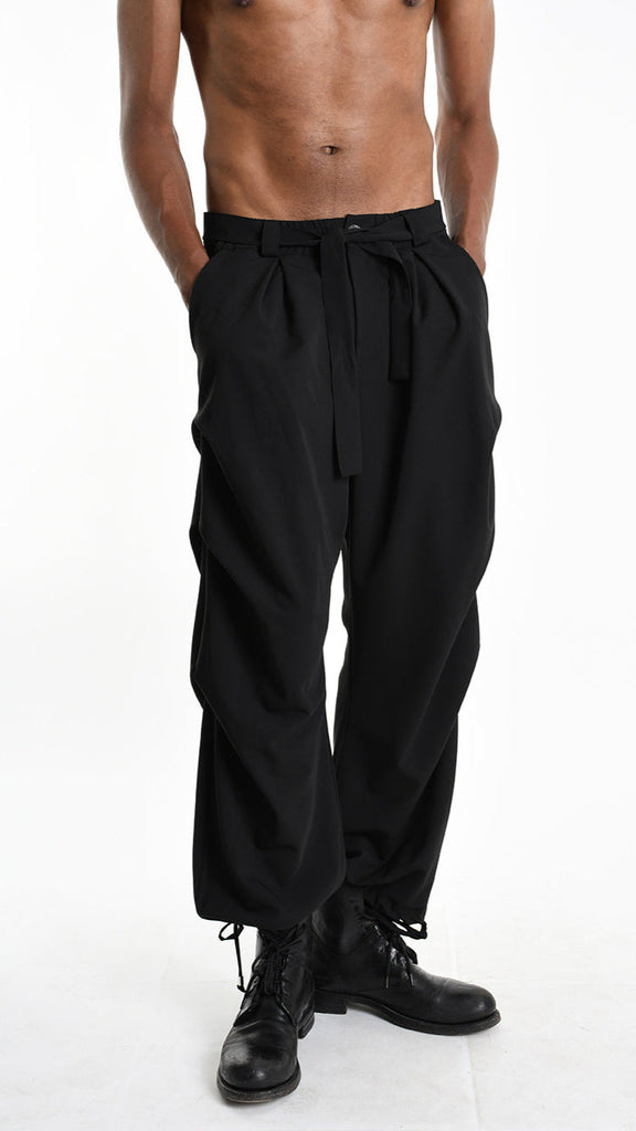 A33R M102625 TROUSER Cargo Fluido with pinces in black featuring a removable sash, elastic waist, and pocket detailing.