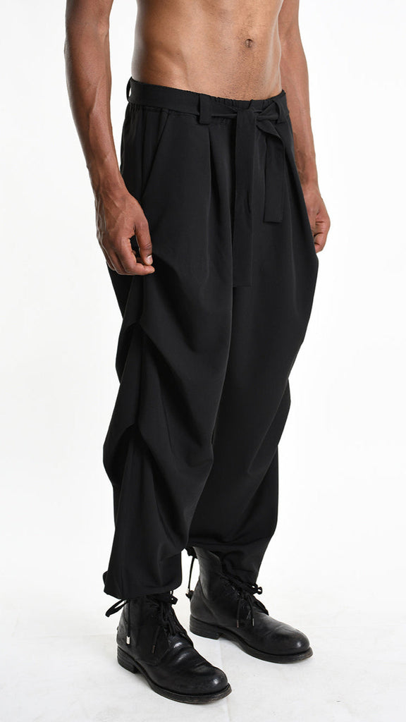 A33R M102625 TROUSER Cargo Fluido with pinces in black, featuring removable sash and elastic waist.