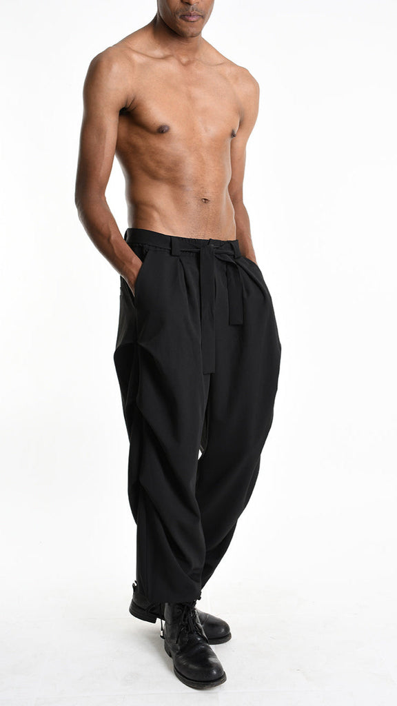 A33R M102625 TROUSER Cargo Fluido with pinces in black, featuring removable sash and elastic waist.