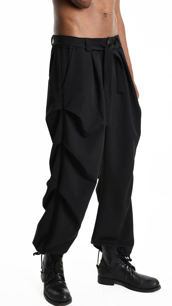 A33R M102625 TROUSER Cargo Fluido in black with pinces, elastic waist, and removable sash.