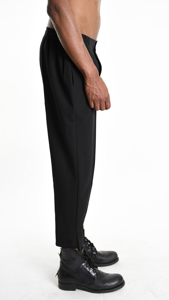 A33R M102725 TROUSER Comfort Fluido Black with elastic waist and sleek slit, crafted in Italy.