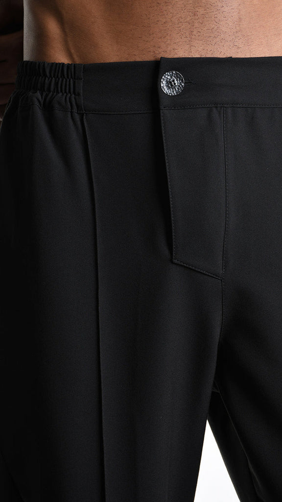 A33R M102725 TROUSER Comfort Fluido Black with elastic waist, slit detail, and button closure.