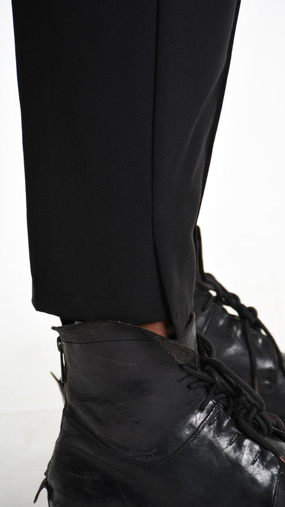 A33R M102725 TROUSER Comfort Fluido Black with slit detail and elastic waist.