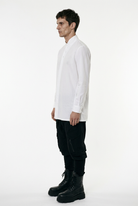 LA HAINE INSIDE US LM226 white long cotton stretch shirt — side profile view