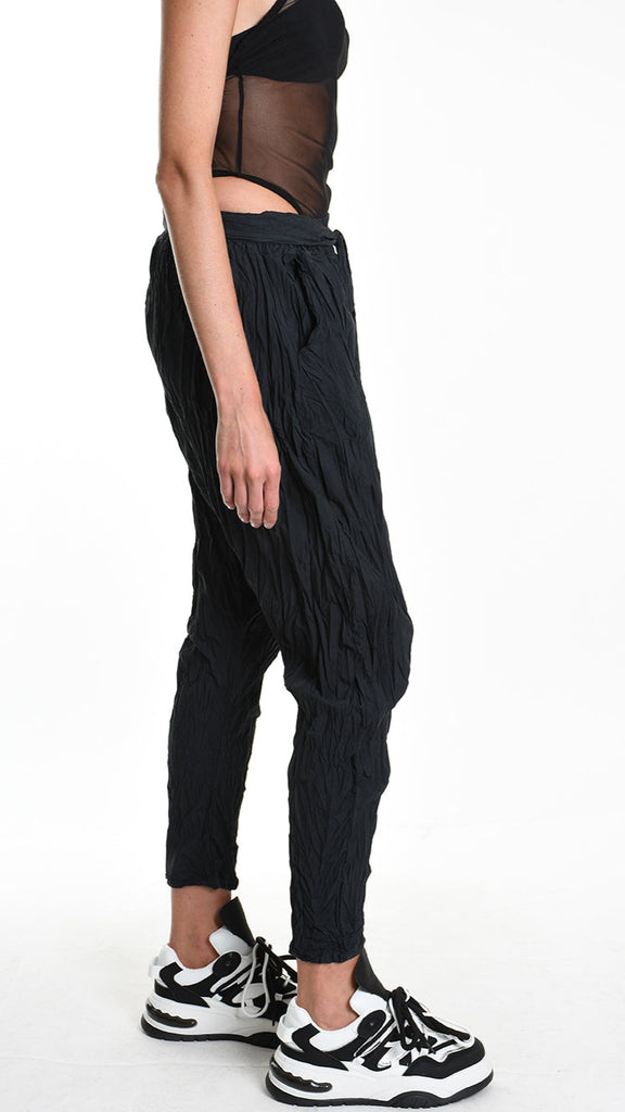 A34R W504125 TROUSER Over Cotton Organic Crumpled Black.