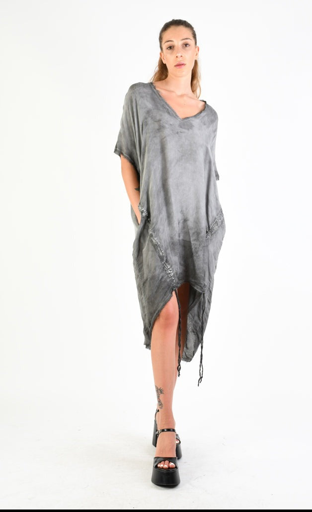 A39B SM26724 Dress Linen & Viscose Silk Grey StormIndulge in the luxurious and exclusive A39B SM26724 Dress, crafted from double silk viscose and linen. With its delicate pleats and adjustable braces, this grey storDressesSANTAMUERTETEPHRAA39B SM26724 Dress Linen & Viscose Silk Grey Storm