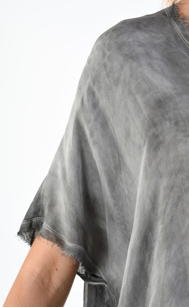 A39B SM26724 Dress Linen & Viscose Silk Grey StormIndulge in the luxurious and exclusive A39B SM26724 Dress, crafted from double silk viscose and linen. With its delicate pleats and adjustable braces, this grey storDressesSANTAMUERTETEPHRAA39B SM26724 Dress Linen & Viscose Silk Grey Storm