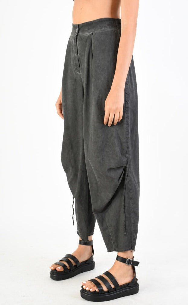 A39B SM31924 Pants Over in GabardineElevate your wardrobe with the A39B SM31924 Pants Over in Gabardine. Crafted from luxurious gabardine fabric, these draped trousers feature pleats dyed in a cool huePantsSANTAMUERTETEPHRAA39B SM31924 Pants