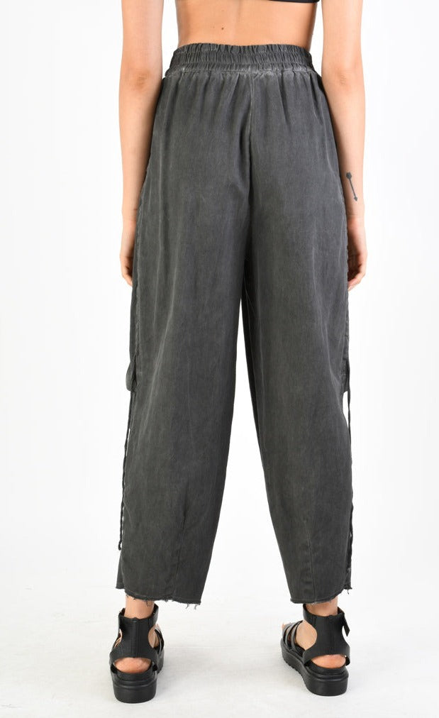 A39B SM31924 Pants Over in GabardineElevate your wardrobe with the A39B SM31924 Pants Over in Gabardine. Crafted from luxurious gabardine fabric, these draped trousers feature pleats dyed in a cool huePantsSANTAMUERTETEPHRAA39B SM31924 Pants