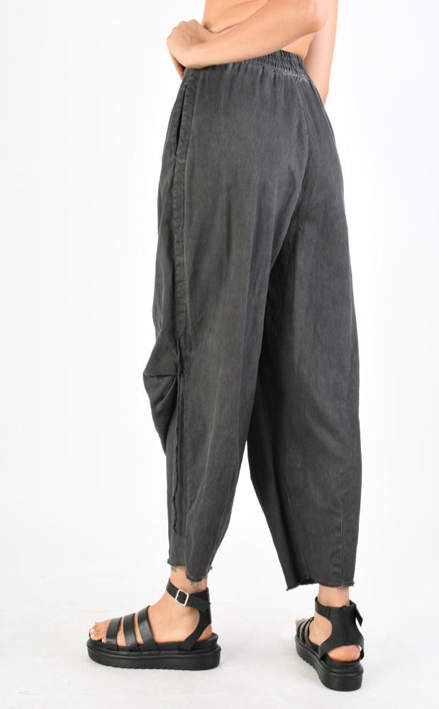 A39B SM31924 Pants Over in GabardineElevate your wardrobe with the A39B SM31924 Pants Over in Gabardine. Crafted from luxurious gabardine fabric, these draped trousers feature pleats dyed in a cool huePantsSANTAMUERTETEPHRAA39B SM31924 Pants