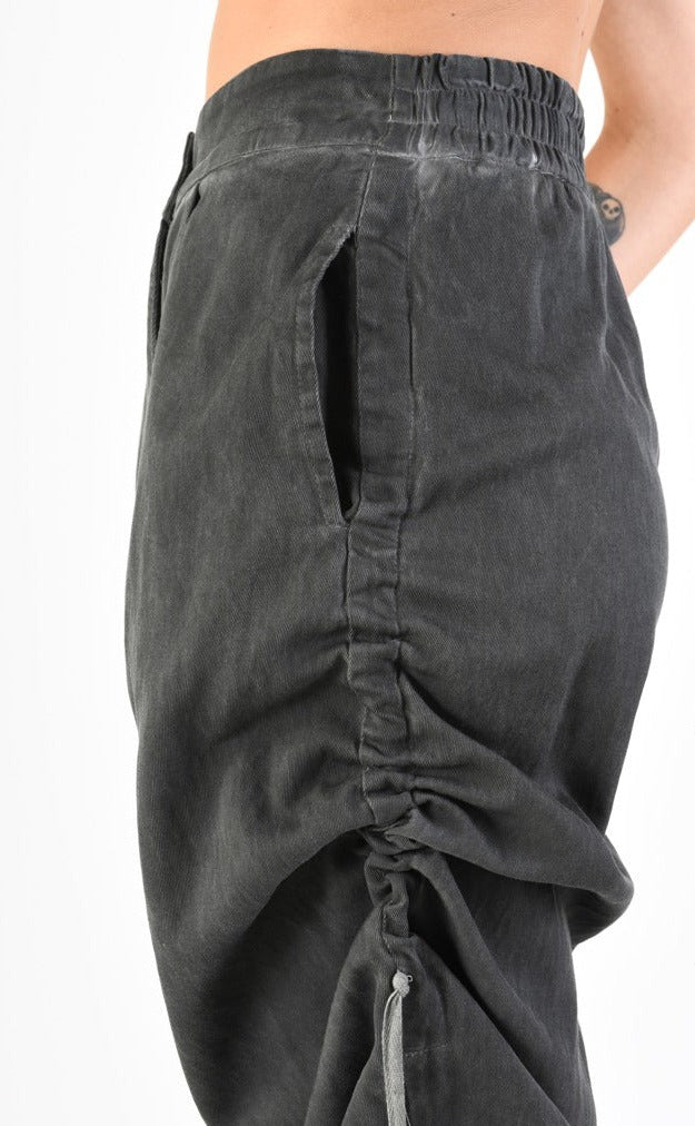 A39B SM31924 Pants Over in GabardineElevate your wardrobe with the A39B SM31924 Pants Over in Gabardine. Crafted from luxurious gabardine fabric, these draped trousers feature pleats dyed in a cool huePantsSANTAMUERTETEPHRAA39B SM31924 Pants