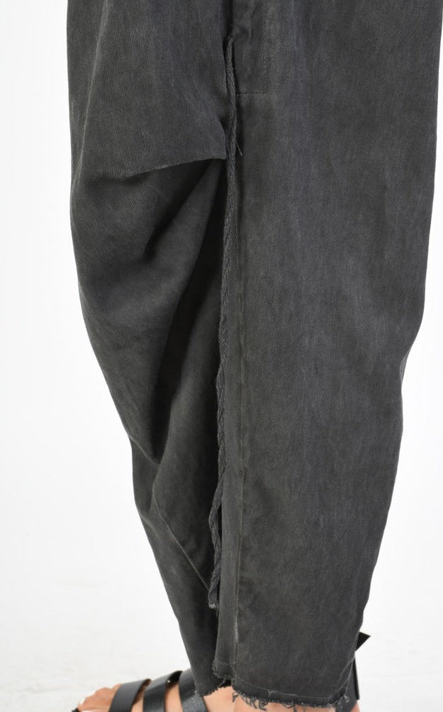 A39B SM31924 Pants Over in GabardineElevate your wardrobe with the A39B SM31924 Pants Over in Gabardine. Crafted from luxurious gabardine fabric, these draped trousers feature pleats dyed in a cool huePantsSANTAMUERTETEPHRAA39B SM31924 Pants