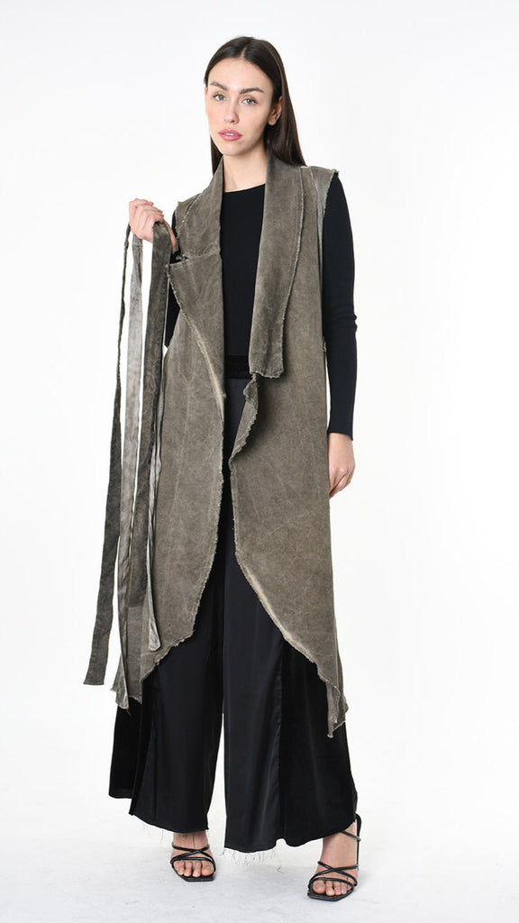 A39B SM41925 GILET in black and grey olive, asymmetric canneté velvet with viscose inserts, worn by a model.