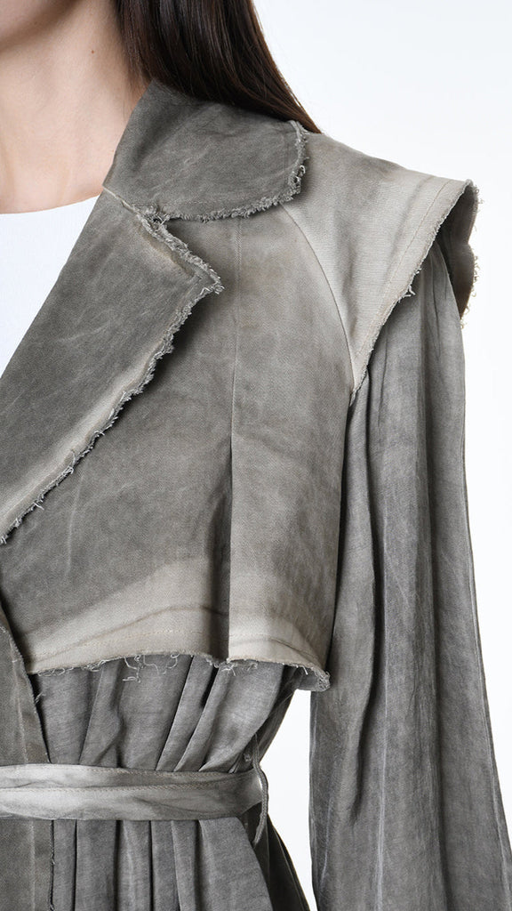 A39B SM45125 Trench in grey cotton gabardine with viscose satin inserts showcasing raw cut and cold-dyed design.