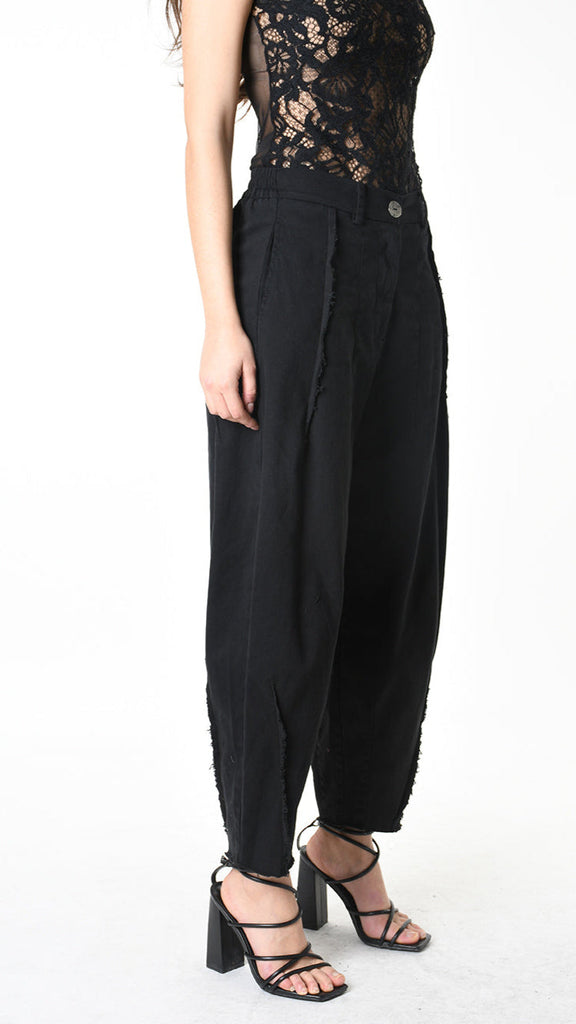 Wide fit gabardine trousers in black, crafted with a cotton-elastane blend, showcasing a modern Italian-made design.