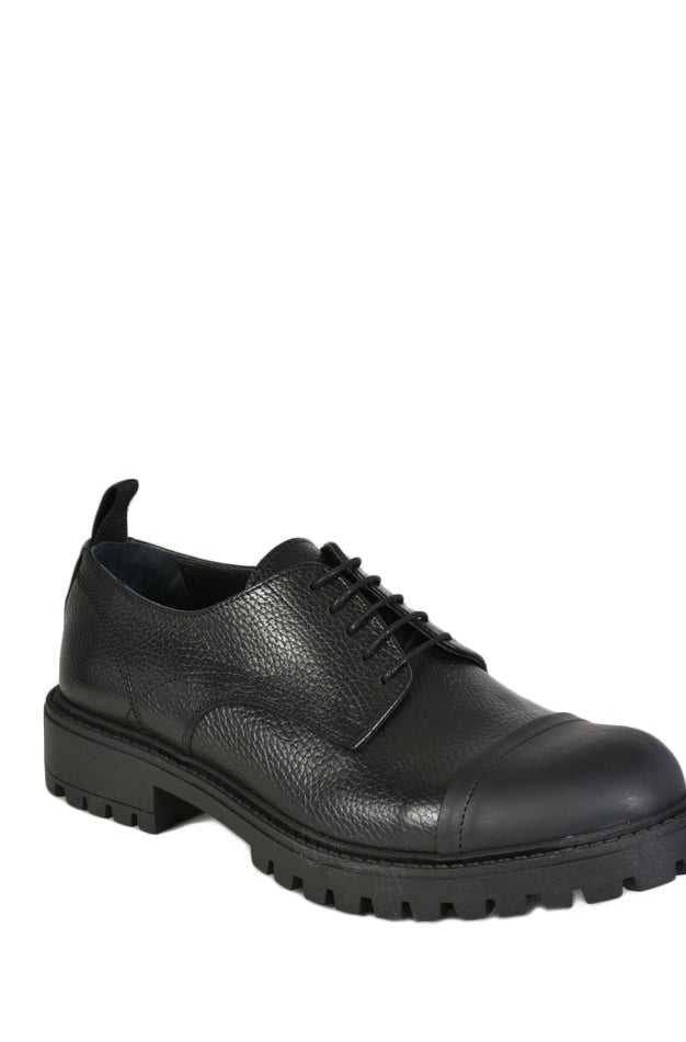 A013B22 Stylish footwear