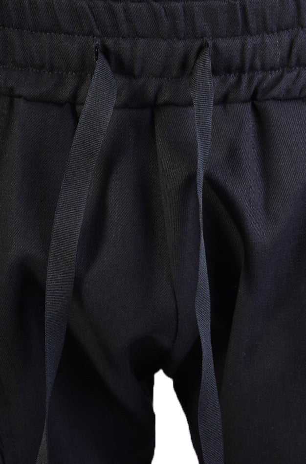 A33B REGRANCORE23 Stylish black trousers.