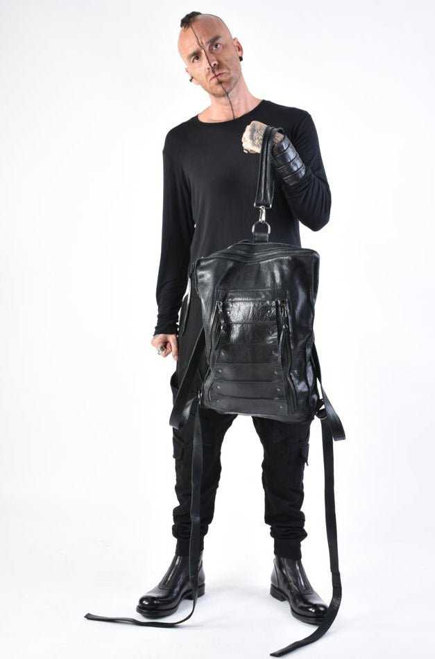 A33I LM16924 Black leather bag.