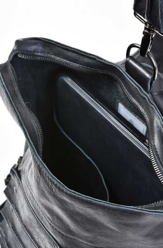 A33I LM16924 Black leather bag.