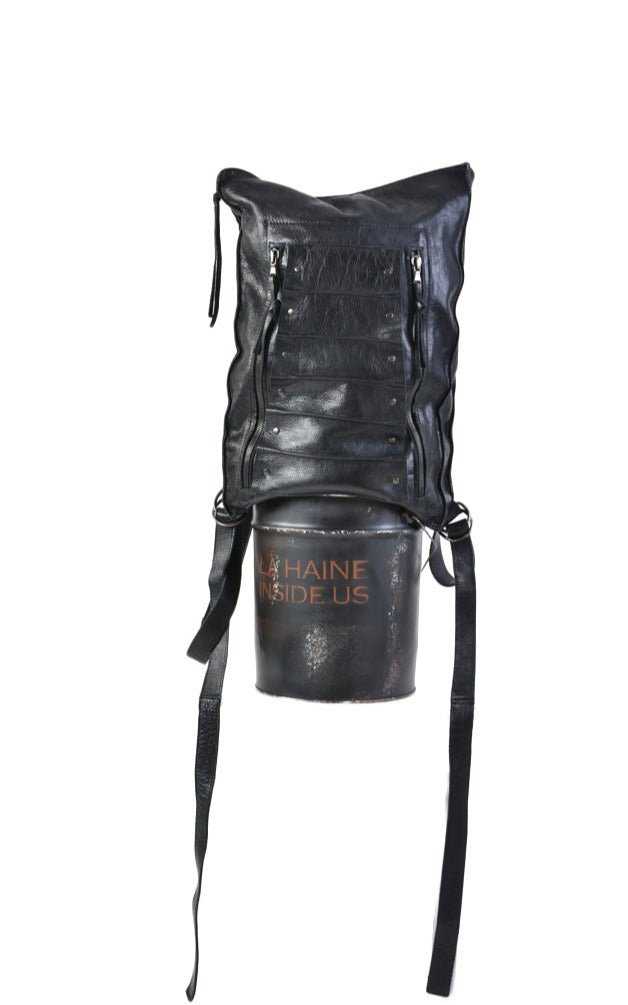 A33I LM16924 Black leather bag.