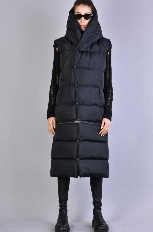 A33P LM068 BLACKD long padded sleeveless down jacket in black, modeled with a sleek design.