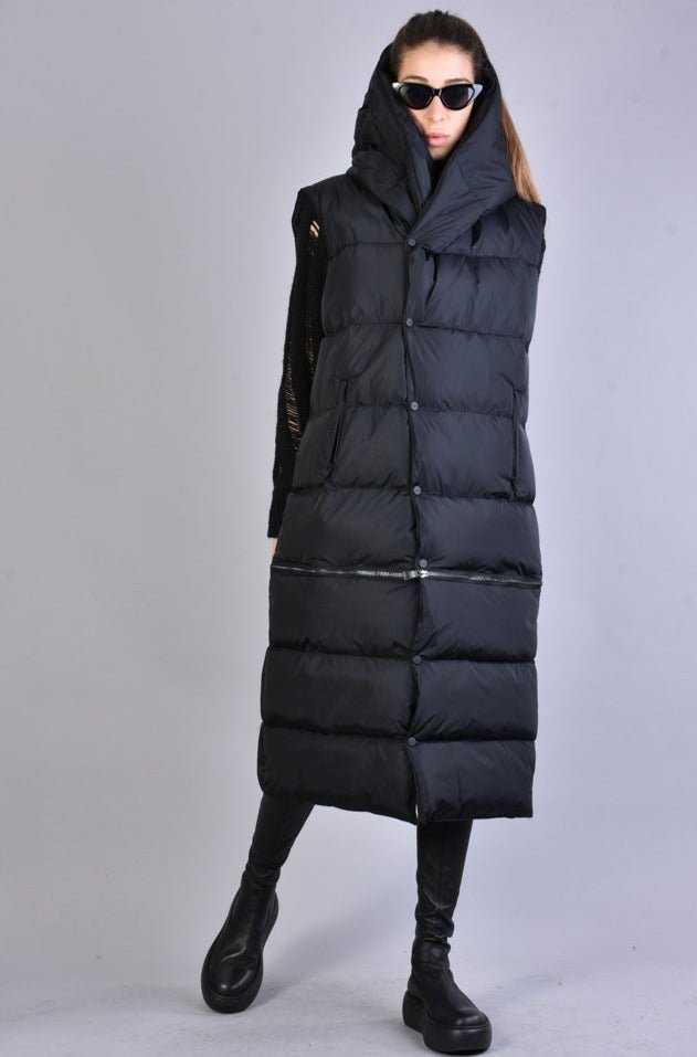 A33P LM068 BLACKD long padded sleeveless down jacket in black with down insulation.