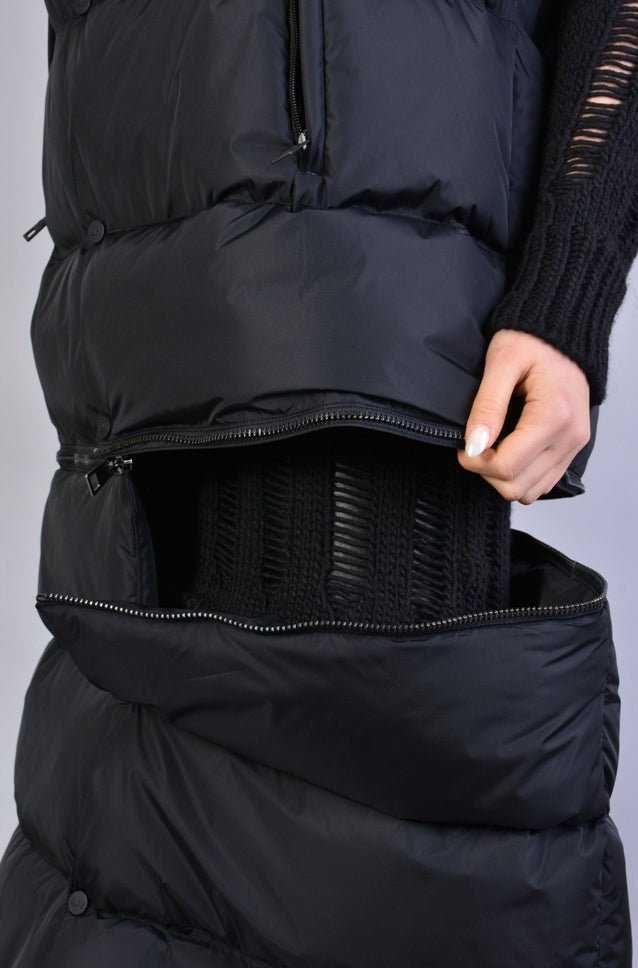 A33P LM068 BLACKD long padded sleeveless down jacket with zipper detail.