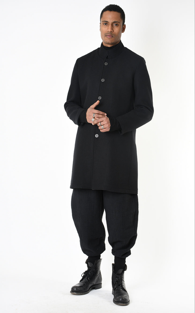 A33P regular coat in Nero black, wool blend, button closure.