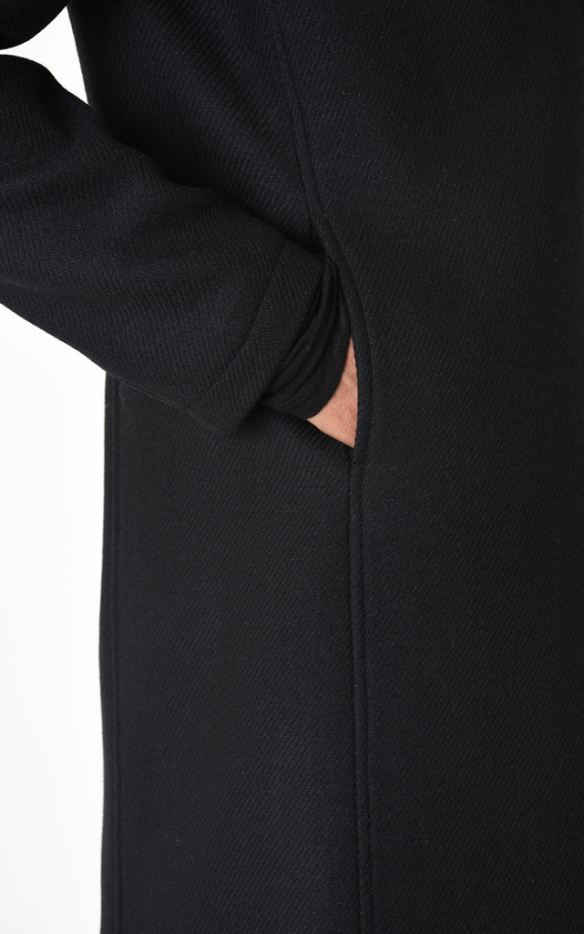 A33P regular coat in Nero black with pocket detail.