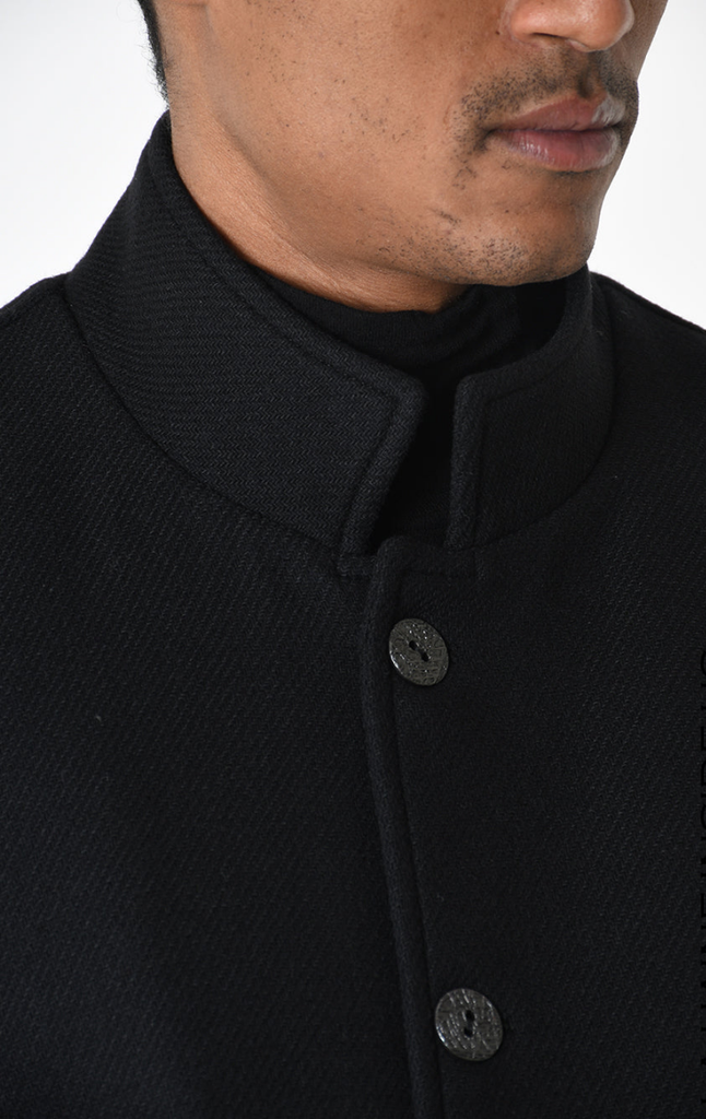 A33P regular coat in black with a button closure and high collar.